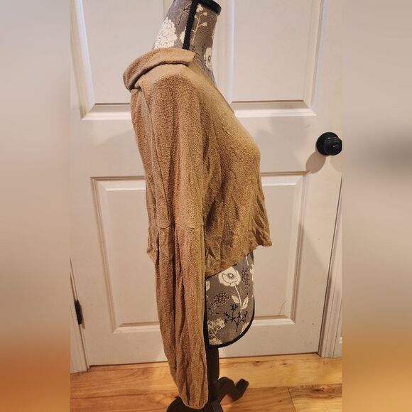 Sadie & Sage stretchy tan long sleeve cropped top - Picture 2 of 4